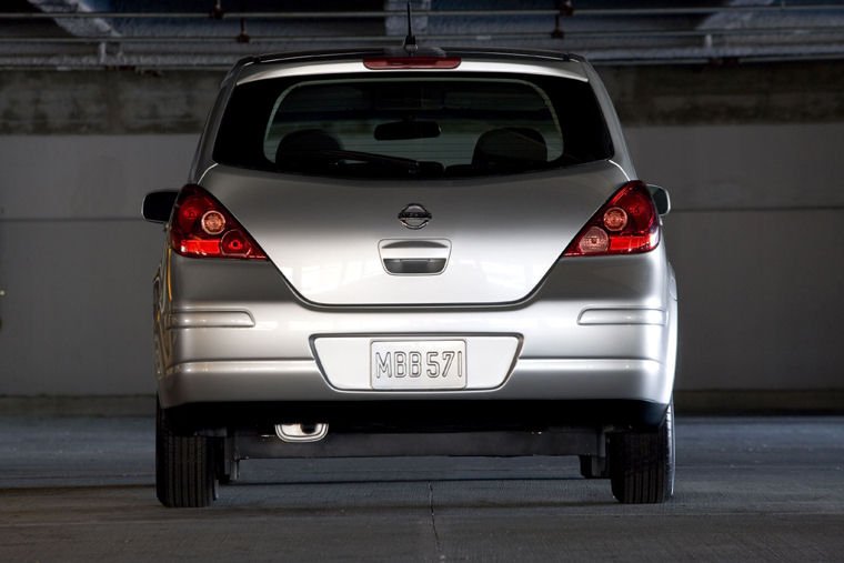 2009 Nissan Versa Hatchback Picture
